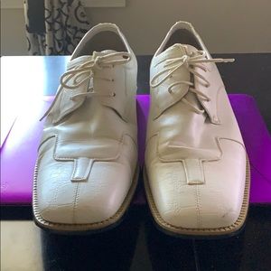 Men’s white shoes